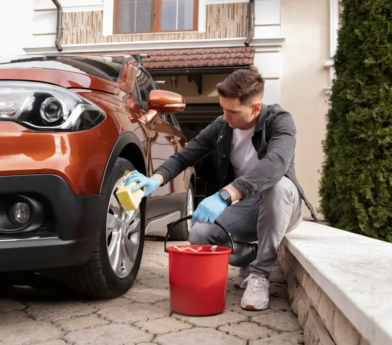 Lavage auto à domicile Germigny-l'Exempt : professionnel intervenant sur un véhicule